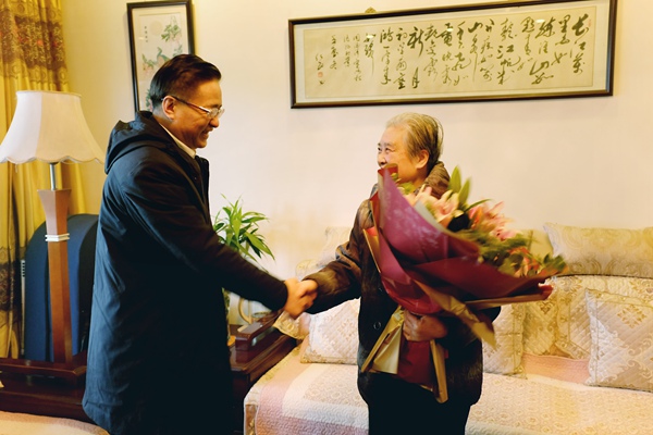 党委书记周思源慰问看望原党委书记王慧才.jpg 党委书记周思源慰问看望原党委书记王慧才.jpg