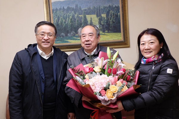 党委书记周思源、党委副书记侯钫慰问看望原党委书记谭维明.jpg 党委书记周思源、党委副书记侯钫慰问看望原党委书记谭维明.jpg