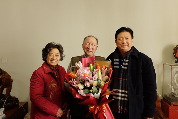 党委副书记、院长刘立云慰问看望原院长黄万品.jpg 党委副书记、院长刘立云慰问看望原院长黄万品.jpg