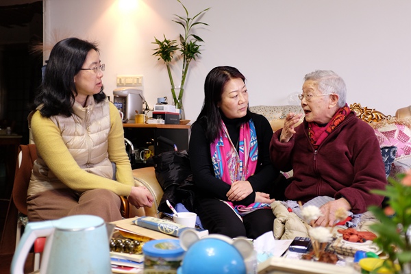 党委副书记侯钫慰问看望老教授韩立文.jpg 党委副书记侯钫慰问看望老教授韩立文.jpg