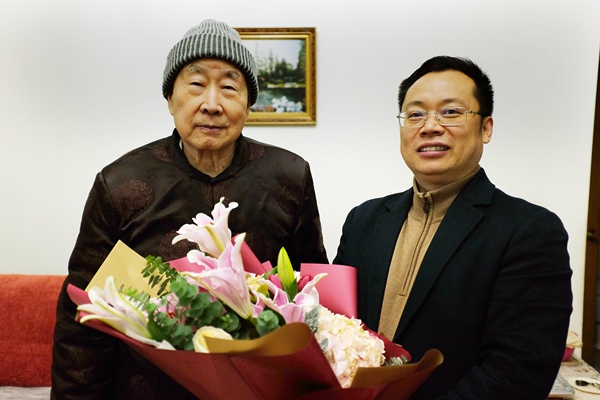 党委常委、副院长孙洪斌慰问看望离休干部岳中海.jpg 党委常委、副院长孙洪斌慰问看望离休干部岳中海.jpg