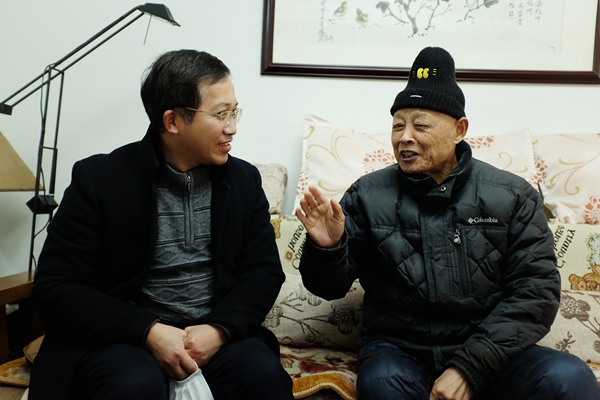 党委常委、副院长文锋慰问看望离休干部李兴文.jpg 党委常委、副院长文锋慰问看望离休干部李兴文.jpg