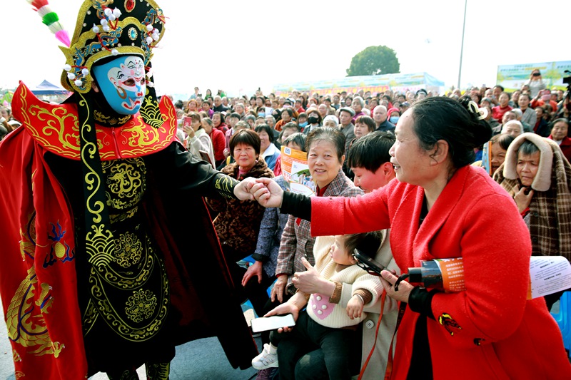 现场观众及互动 (1)_副本.jpg 现场观众及互动 (1)_副本.jpg