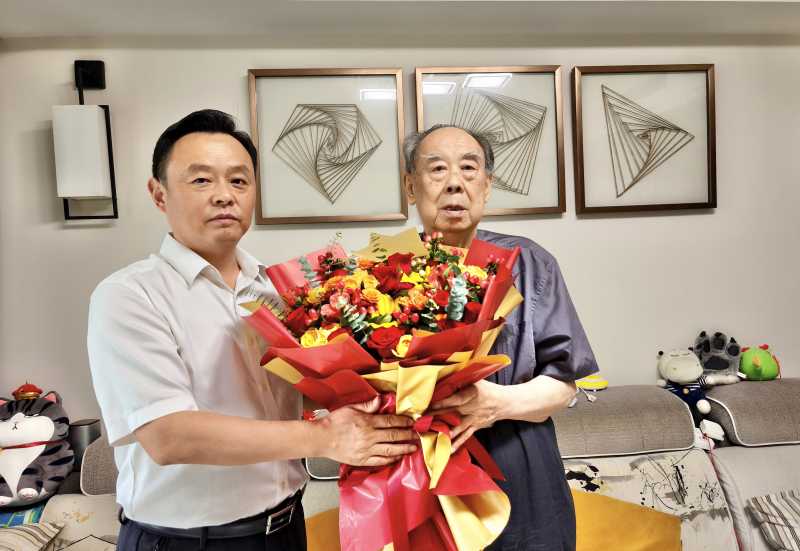 校党委书记杜伟看望学校原党委书记谭维明.jpg