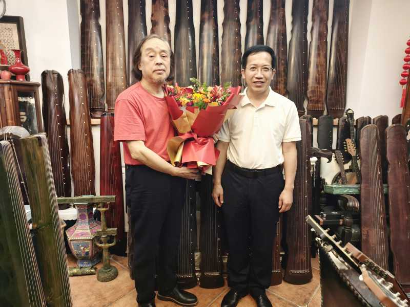 党委副书记、院长文锋看望学校原院长易柯.jpg 党委副书记、院长文锋看望学校原院长易柯.jpg