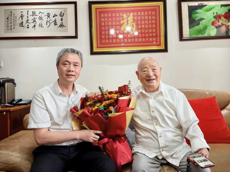 省纪委监委派驻NG纪检监察组组长、党委副书记、纪委书记唐勇看望99岁的南下厅级离休干部、党龄与共和国同岁的NG原党委副书记、副院长陈光发.jpg 省纪委监委派驻NG纪检监察组组长、党委副书记、纪委书记唐勇看望99岁的南下厅级离休干部、党龄与共和国同岁的NG原党委副书记、副院长陈光发.jpg