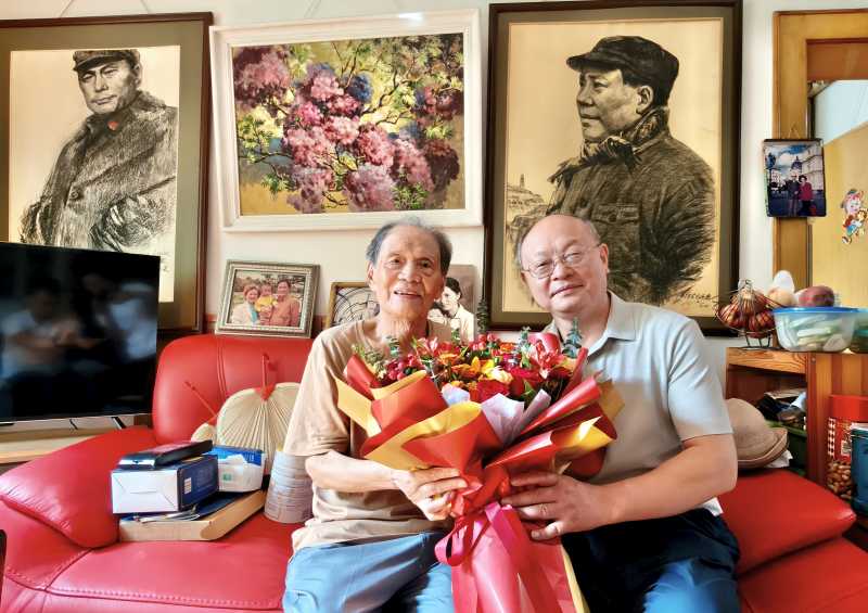 党委常委、副院长牟文虎看望90以上老党员、代管干部,原川美院长范 朴.jpg 党委常委、副院长牟文虎看望90以上老党员、代管干部,原川美院长范 朴.jpg