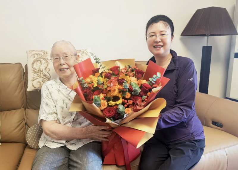 党委常委、副院长王雁看望90以上老党员、教授李秀美.jpg 党委常委、副院长王雁看望90以上老党员、教授李秀美.jpg